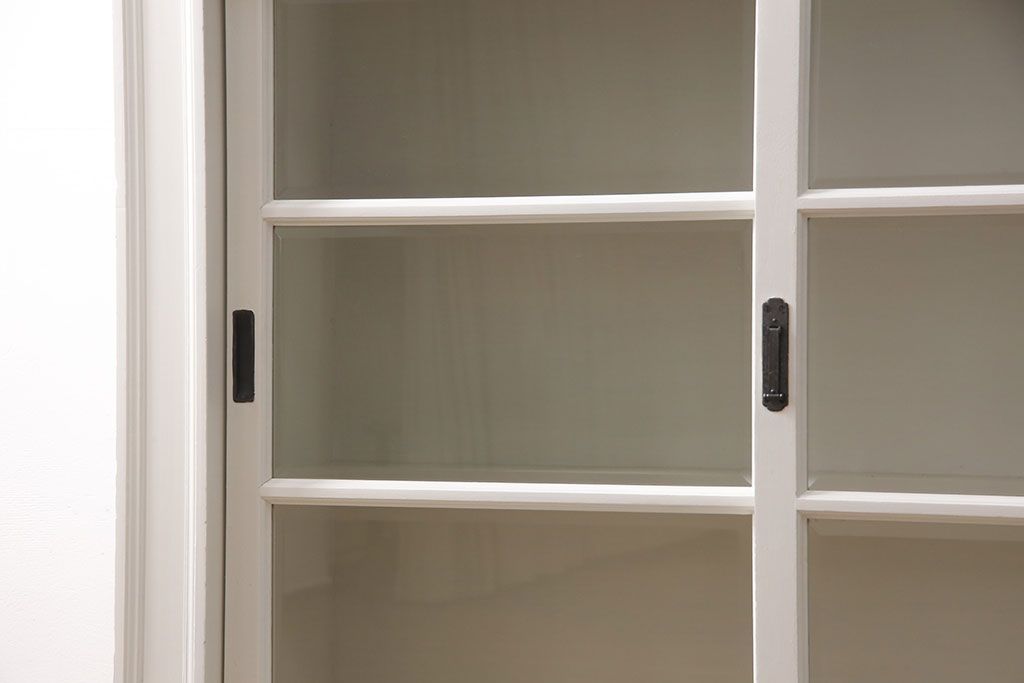 レトロな収納棚をリペア&カスタム!全体をアンティークホワイトにペイント仕上げ。(食器棚、本箱、ブックケース、店舗什器、陳列棚、戸棚)