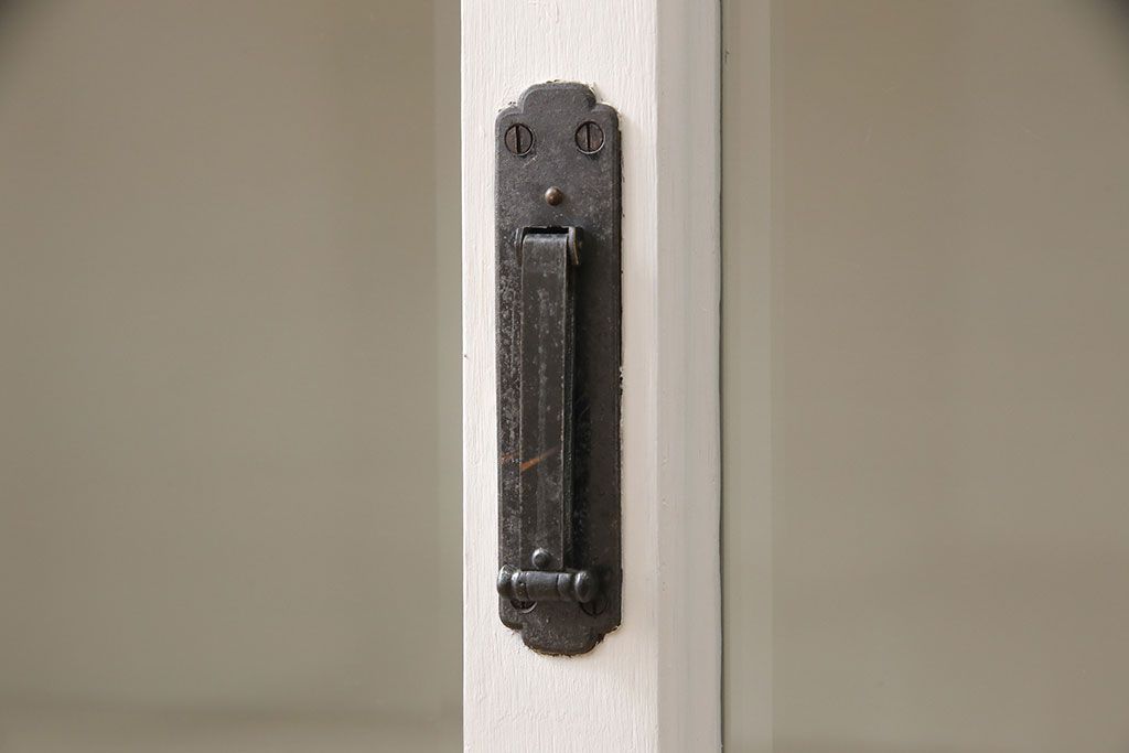 レトロな収納棚をリペア&カスタム!全体をアンティークホワイトにペイント仕上げ。(食器棚、本箱、ブックケース、店舗什器、陳列棚、戸棚)