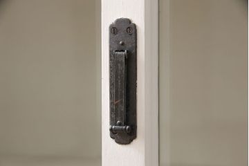 レトロな収納棚をリペア&カスタム!全体をアンティークホワイトにペイント仕上げ。(食器棚、本箱、ブックケース、店舗什器、陳列棚、戸棚)