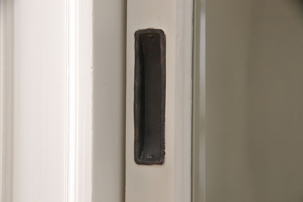 レトロな収納棚をリペア&カスタム!全体をアンティークホワイトにペイント仕上げ。(食器棚、本箱、ブックケース、店舗什器、陳列棚、戸棚)