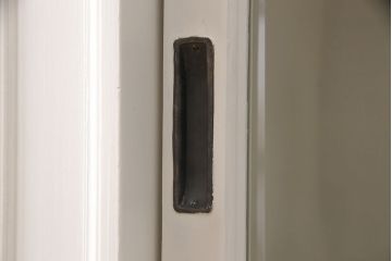 レトロな収納棚をリペア&カスタム!全体をアンティークホワイトにペイント仕上げ。(食器棚、本箱、ブックケース、店舗什器、陳列棚、戸棚)