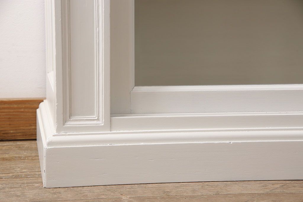 レトロな収納棚をリペア&カスタム!全体をアンティークホワイトにペイント仕上げ。(食器棚、本箱、ブックケース、店舗什器、陳列棚、戸棚)