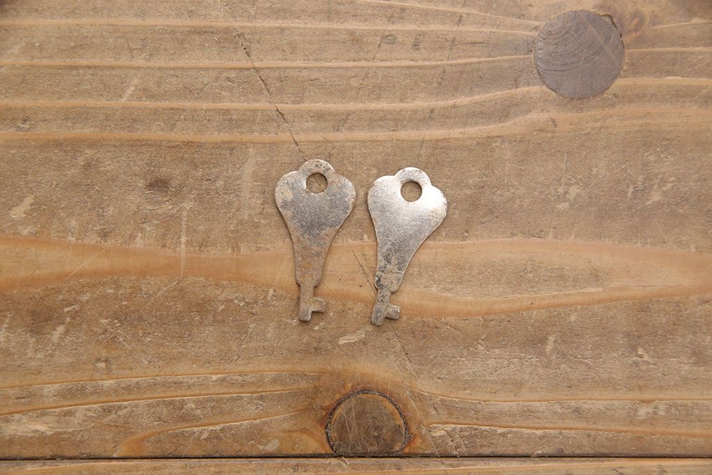 レトロな収納棚をリペア&カスタム!全体をアンティークホワイトにペイント仕上げ。(食器棚、本箱、ブックケース、店舗什器、陳列棚、戸棚)