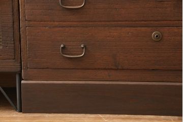 重ね桐箪笥をリペア&カスタム!片方は鉄脚を取り付け、引き出しの前板にモールガラスを取り付け。片方は台輪と天板を取り付け。2台をローボードとして並べて使えるよう高さを調整。どちらも現状の色味を生かした濃い茶色で着色し仕上げ。(テレビ台、テレビボード、リビングボード)