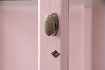 アンティークケビントをリペア&カスタム!高品質リペアを施し、ピンクにペイントし仕上げ。(ガラスケース、ショーケース、飾り棚、陳列棚)