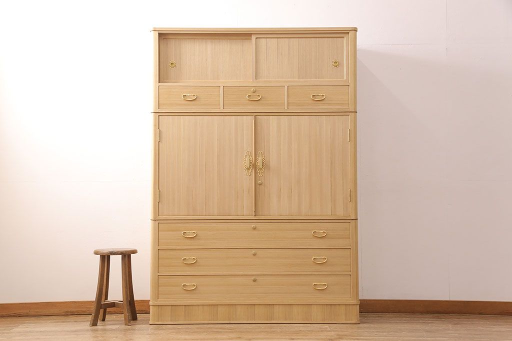 総桐箪笥の見た目を変えずに綺麗にリペア!本来の木肌を活かした木地色仕上げ。(衣装箪笥、着物箪笥、和タンス、桐たんす)