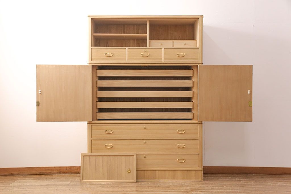 総桐箪笥の見た目を変えずに綺麗にリペア!本来の木肌を活かした木地色仕上げ。(衣装箪笥、着物箪笥、和タンス、桐たんす)