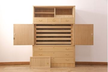 総桐箪笥の見た目を変えずに綺麗にリペア!本来の木肌を活かした木地色仕上げ。(衣装箪笥、着物箪笥、和タンス、桐たんす)