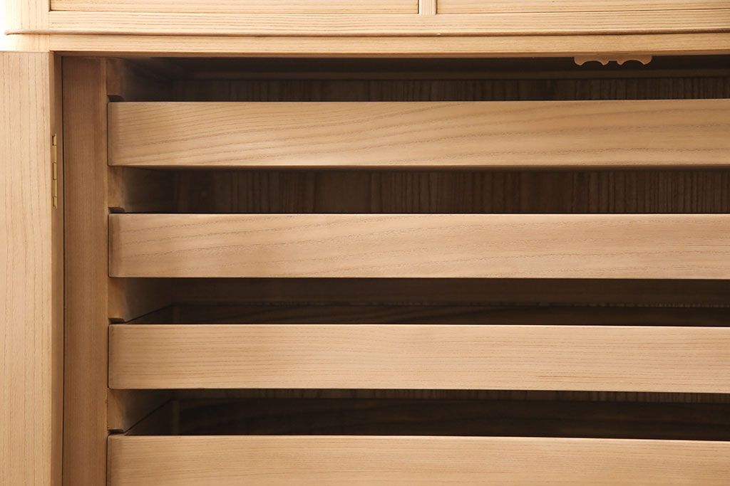 総桐箪笥の見た目を変えずに綺麗にリペア!本来の木肌を活かした木地色仕上げ。(衣装箪笥、着物箪笥、和タンス、桐たんす)