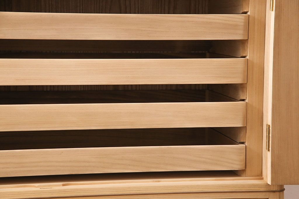 総桐箪笥の見た目を変えずに綺麗にリペア!本来の木肌を活かした木地色仕上げ。(衣装箪笥、着物箪笥、和タンス、桐たんす)