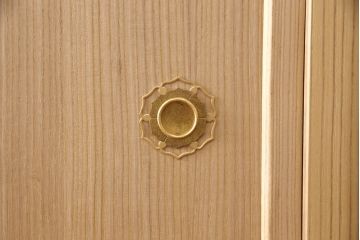 総桐箪笥の見た目を変えずに綺麗にリペア!本来の木肌を活かした木地色仕上げ。(衣装箪笥、着物箪笥、和タンス、桐たんす)