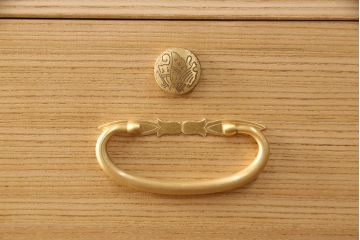 総桐箪笥の見た目を変えずに綺麗にリペア!本来の木肌を活かした木地色仕上げ。(衣装箪笥、着物箪笥、和タンス、桐たんす)