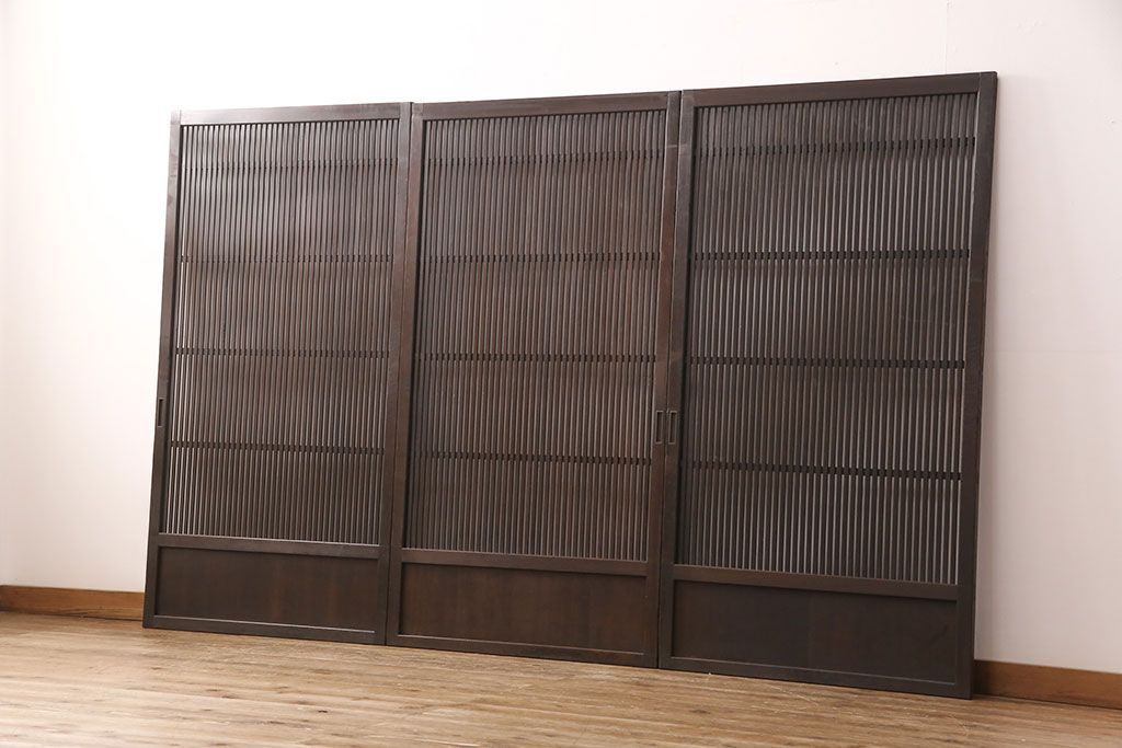 アンティークの格子戸3枚セットをリペア&カスタム!高さと幅をリサイズし、厚みも調整。濃い茶色に着色しワックスで仕上げ。(引き戸、建具)