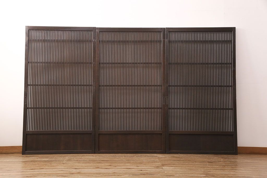 アンティークの格子戸3枚セットをリペア&カスタム!高さと幅をリサイズし、厚みも調整。濃い茶色に着色しワックスで仕上げ。(引き戸、建具)