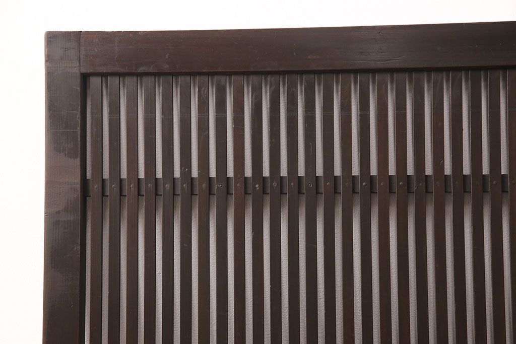 アンティークの格子戸3枚セットをリペア&カスタム!高さと幅をリサイズし、厚みも調整。濃い茶色に着色しワックスで仕上げ。(引き戸、建具)