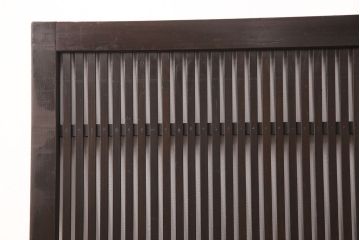 アンティークの格子戸3枚セットをリペア&カスタム!高さと幅をリサイズし、厚みも調整。濃い茶色に着色しワックスで仕上げ。(引き戸、建具)