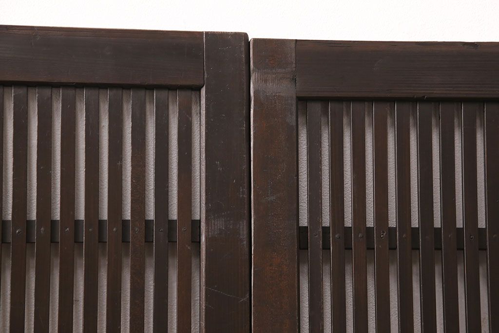 アンティークの格子戸3枚セットをリペア&カスタム!高さと幅をリサイズし、厚みも調整。濃い茶色に着色しワックスで仕上げ。(引き戸、建具)