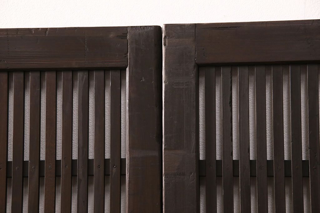 アンティークの格子戸3枚セットをリペア&カスタム!高さと幅をリサイズし、厚みも調整。濃い茶色に着色しワックスで仕上げ。(引き戸、建具)