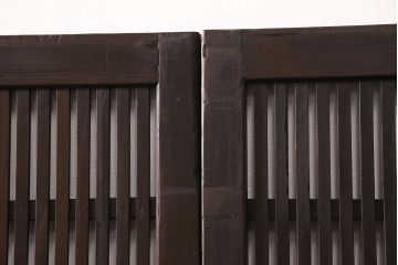 アンティークの格子戸3枚セットをリペア&カスタム!高さと幅をリサイズし、厚みも調整。濃い茶色に着色しワックスで仕上げ。(引き戸、建具)