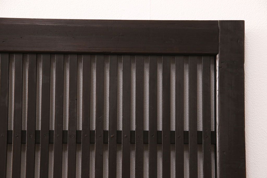 アンティークの格子戸3枚セットをリペア&カスタム!高さと幅をリサイズし、厚みも調整。濃い茶色に着色しワックスで仕上げ。(引き戸、建具)