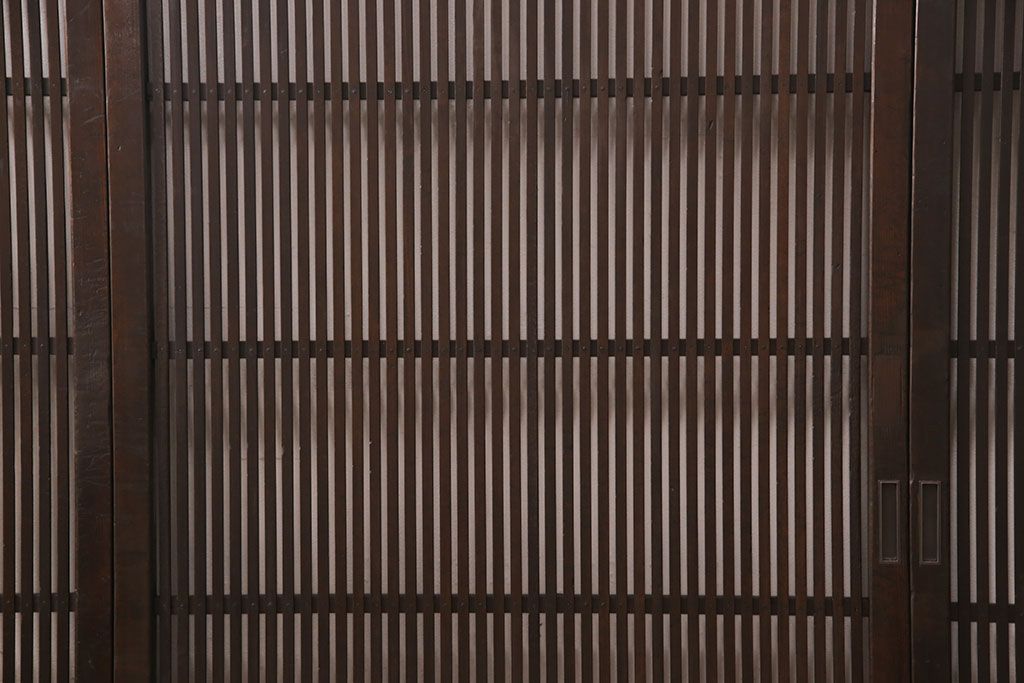 アンティークの格子戸3枚セットをリペア&カスタム!高さと幅をリサイズし、厚みも調整。濃い茶色に着色しワックスで仕上げ。(引き戸、建具)