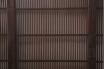 アンティークの格子戸3枚セットをリペア&カスタム!高さと幅をリサイズし、厚みも調整。濃い茶色に着色しワックスで仕上げ。(引き戸、建具)