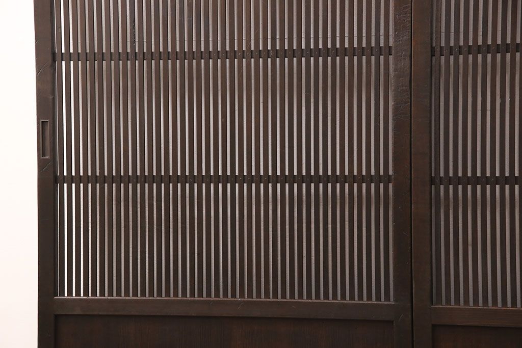 アンティークの格子戸3枚セットをリペア&カスタム!高さと幅をリサイズし、厚みも調整。濃い茶色に着色しワックスで仕上げ。(引き戸、建具)