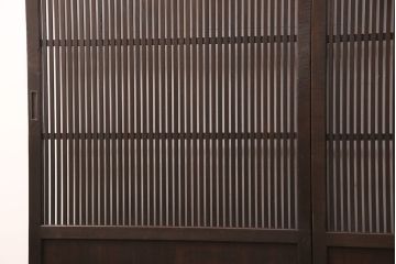 アンティークの格子戸3枚セットをリペア&カスタム!高さと幅をリサイズし、厚みも調整。濃い茶色に着色しワックスで仕上げ。(引き戸、建具)