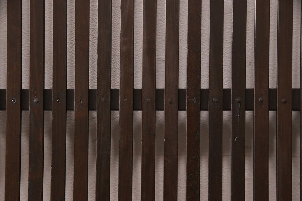 アンティークの格子戸3枚セットをリペア&カスタム!高さと幅をリサイズし、厚みも調整。濃い茶色に着色しワックスで仕上げ。(引き戸、建具)