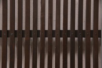 アンティークの格子戸3枚セットをリペア&カスタム!高さと幅をリサイズし、厚みも調整。濃い茶色に着色しワックスで仕上げ。(引き戸、建具)