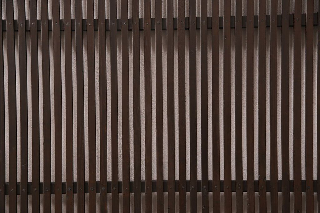 アンティークの格子戸3枚セットをリペア&カスタム!高さと幅をリサイズし、厚みも調整。濃い茶色に着色しワックスで仕上げ。(引き戸、建具)