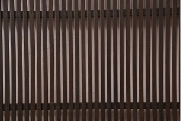 アンティークの格子戸3枚セットをリペア&カスタム!高さと幅をリサイズし、厚みも調整。濃い茶色に着色しワックスで仕上げ。(引き戸、建具)