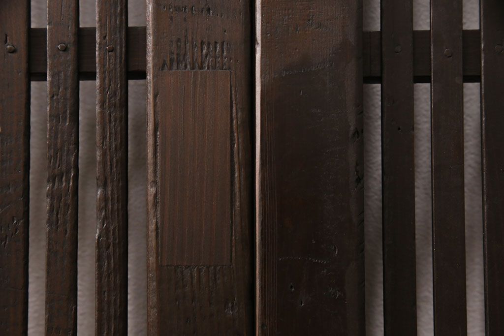 アンティークの格子戸3枚セットをリペア&カスタム!高さと幅をリサイズし、厚みも調整。濃い茶色に着色しワックスで仕上げ。(引き戸、建具)