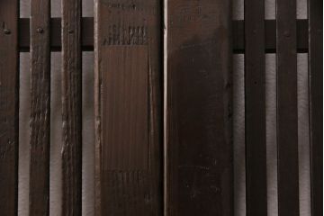 アンティークの格子戸3枚セットをリペア&カスタム!高さと幅をリサイズし、厚みも調整。濃い茶色に着色しワックスで仕上げ。(引き戸、建具)