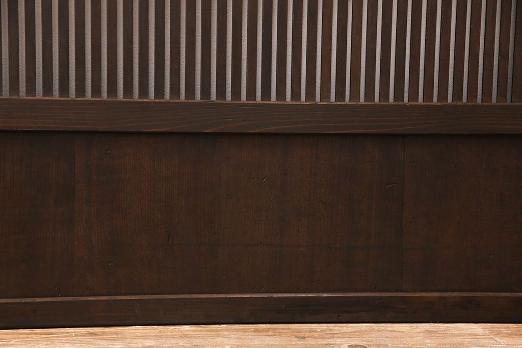 アンティークの格子戸3枚セットをリペア&カスタム!高さと幅をリサイズし、厚みも調整。濃い茶色に着色しワックスで仕上げ。(引き戸、建具)