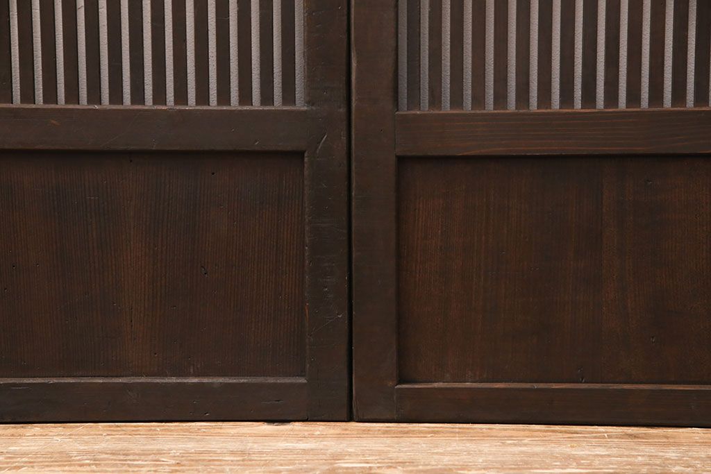 アンティークの格子戸3枚セットをリペア&カスタム!高さと幅をリサイズし、厚みも調整。濃い茶色に着色しワックスで仕上げ。(引き戸、建具)