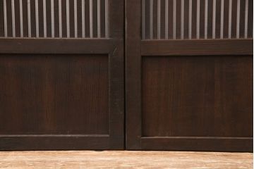 アンティークの格子戸3枚セットをリペア&カスタム!高さと幅をリサイズし、厚みも調整。濃い茶色に着色しワックスで仕上げ。(引き戸、建具)