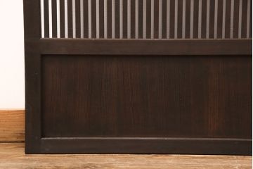 アンティークの格子戸3枚セットをリペア&カスタム!高さと幅をリサイズし、厚みも調整。濃い茶色に着色しワックスで仕上げ。(引き戸、建具)