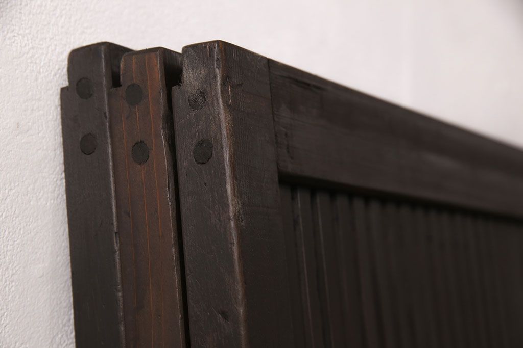 アンティークの格子戸3枚セットをリペア&カスタム!高さと幅をリサイズし、厚みも調整。濃い茶色に着色しワックスで仕上げ。(引き戸、建具)