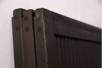 アンティークの格子戸3枚セットをリペア&カスタム!高さと幅をリサイズし、厚みも調整。濃い茶色に着色しワックスで仕上げ。(引き戸、建具)