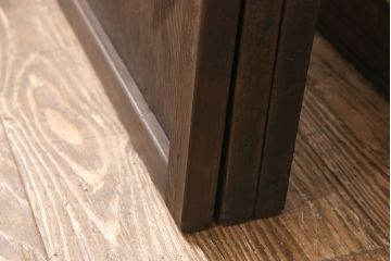 アンティークの格子戸3枚セットをリペア&カスタム!高さと幅をリサイズし、厚みも調整。濃い茶色に着色しワックスで仕上げ。(引き戸、建具)