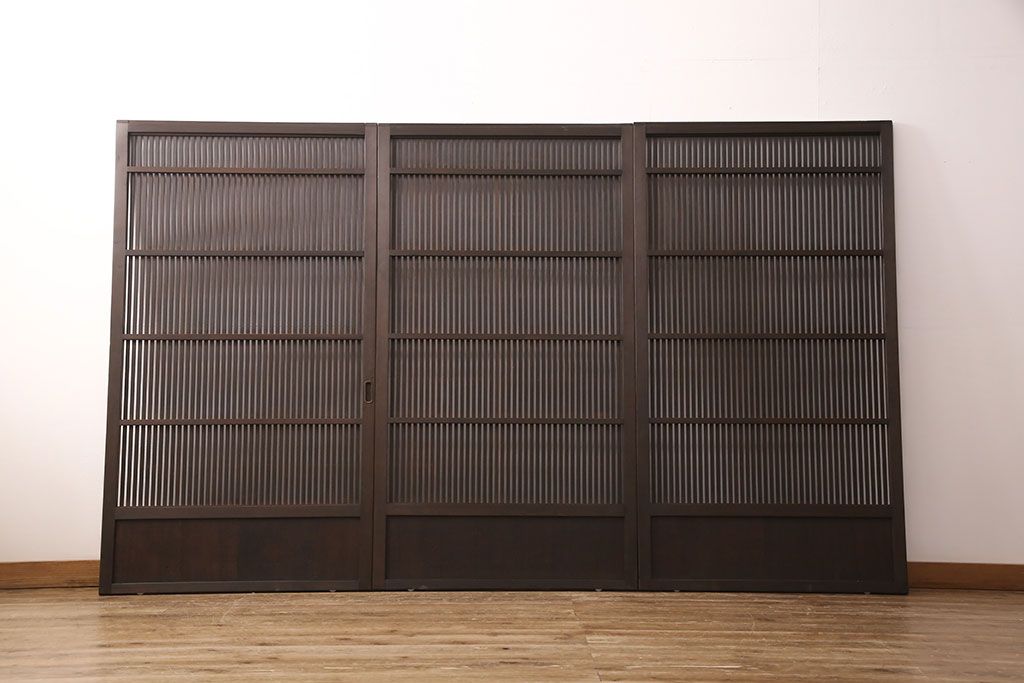 アンティークの格子戸3枚セットをリペア&カスタム!高さと幅をリサイズし、厚みも調整。濃い茶色に着色しワックスで仕上げ。(引き戸、建具)