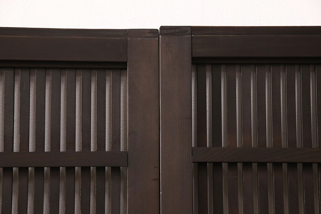 アンティークの格子戸3枚セットをリペア&カスタム!高さと幅をリサイズし、厚みも調整。濃い茶色に着色しワックスで仕上げ。(引き戸、建具)