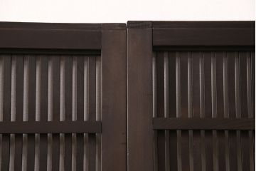 アンティークの格子戸3枚セットをリペア&カスタム!高さと幅をリサイズし、厚みも調整。濃い茶色に着色しワックスで仕上げ。(引き戸、建具)