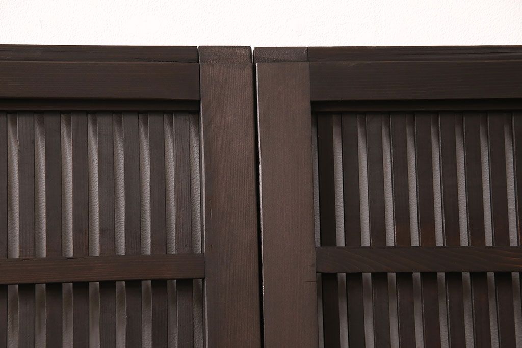 アンティークの格子戸3枚セットをリペア&カスタム!高さと幅をリサイズし、厚みも調整。濃い茶色に着色しワックスで仕上げ。(引き戸、建具)