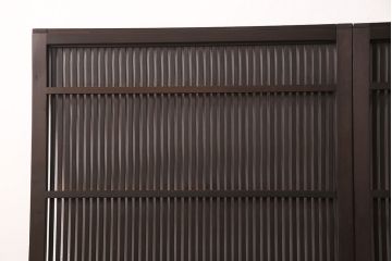 アンティークの格子戸3枚セットをリペア&カスタム!高さと幅をリサイズし、厚みも調整。濃い茶色に着色しワックスで仕上げ。(引き戸、建具)