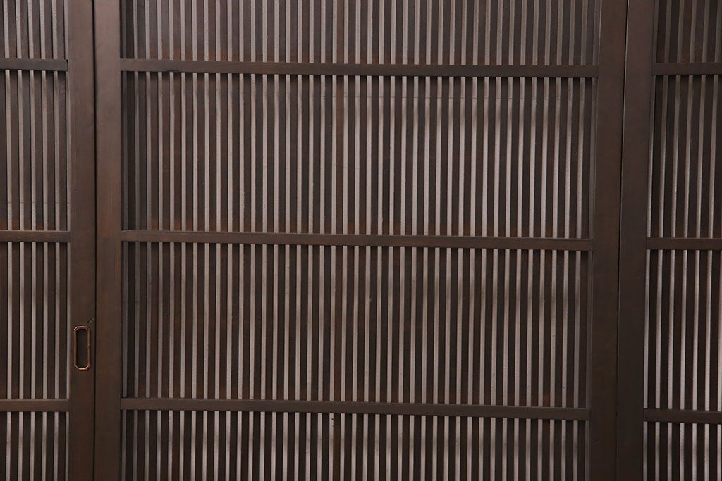 アンティークの格子戸3枚セットをリペア&カスタム!高さと幅をリサイズし、厚みも調整。濃い茶色に着色しワックスで仕上げ。(引き戸、建具)