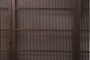 アンティークの格子戸3枚セットをリペア&カスタム!高さと幅をリサイズし、厚みも調整。濃い茶色に着色しワックスで仕上げ。(引き戸、建具)