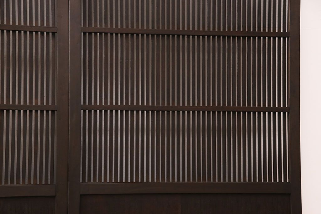 アンティークの格子戸3枚セットをリペア&カスタム!高さと幅をリサイズし、厚みも調整。濃い茶色に着色しワックスで仕上げ。(引き戸、建具)