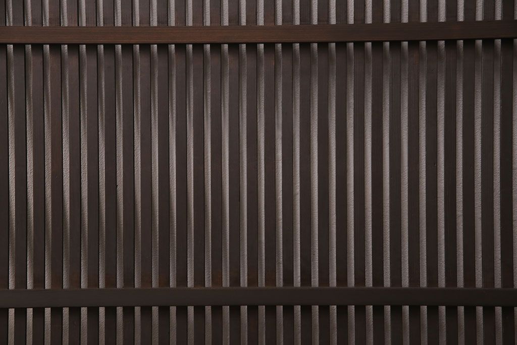 アンティークの格子戸3枚セットをリペア&カスタム!高さと幅をリサイズし、厚みも調整。濃い茶色に着色しワックスで仕上げ。(引き戸、建具)